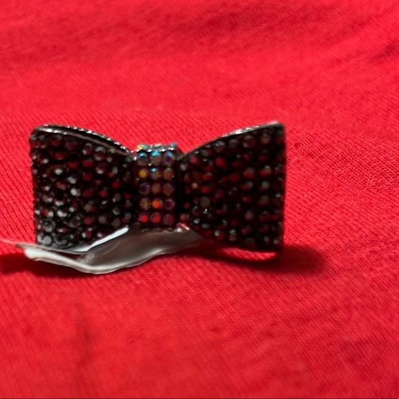Very pretty Bow ring with a little bling. Band is adjustable expands as needed - Picture 2 of 5